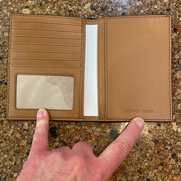 NWOT MICHAEL KORS PASSPORT/CREDIT CARD WALLET - Picture 2 of 4